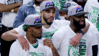 HuaTiHui-连败四场后绿军终于击败勇士，赢球的过程让人振奋