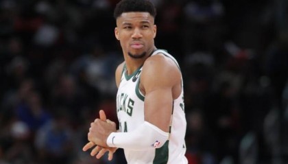 华体会hth体育-雄鹿喜忧参半！豪取12连胜 字母哥却手腕受伤